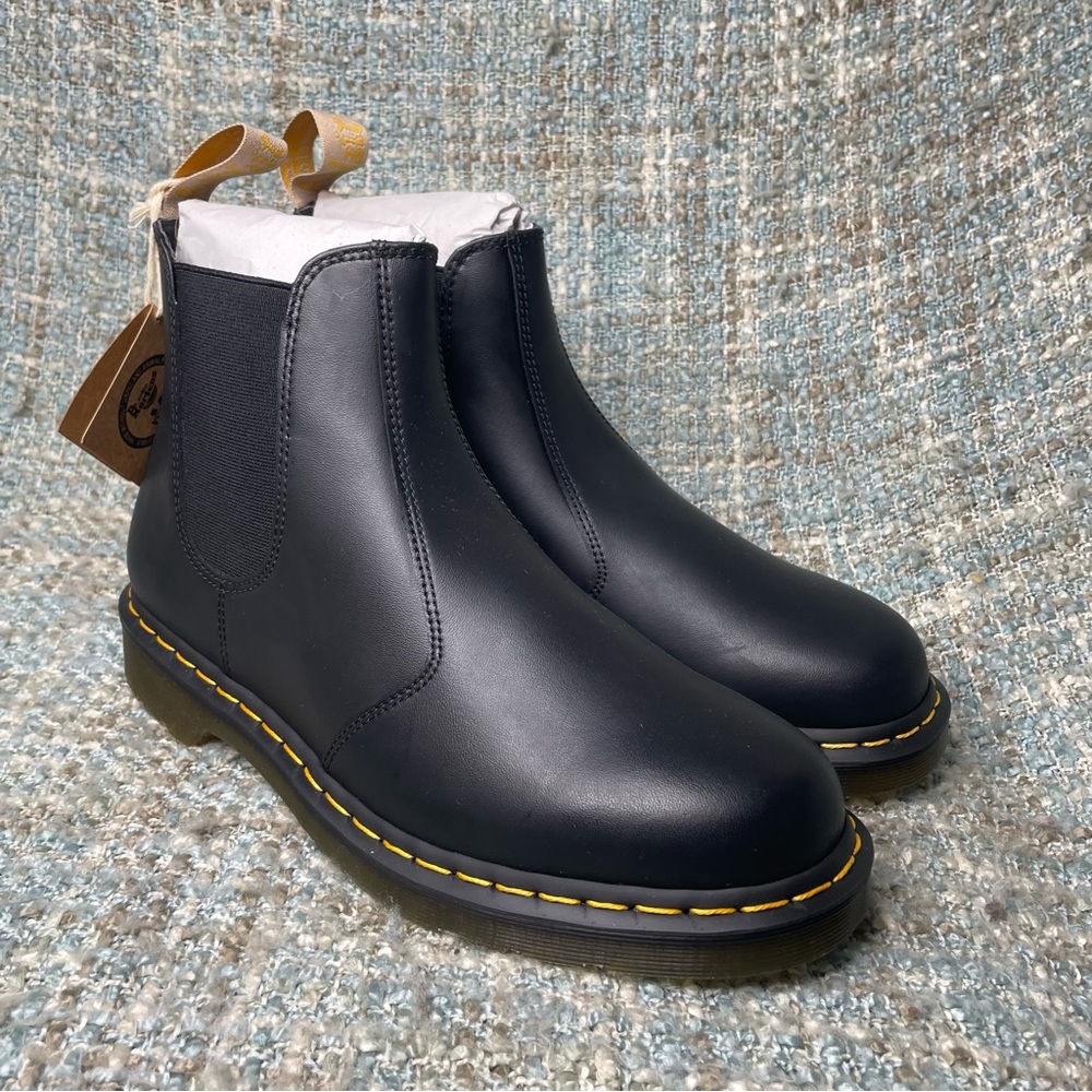 Dr. Martens Men's 2976 Vegan Chelsea Boot in Black Felix Rub Off - Picture 6 of 9